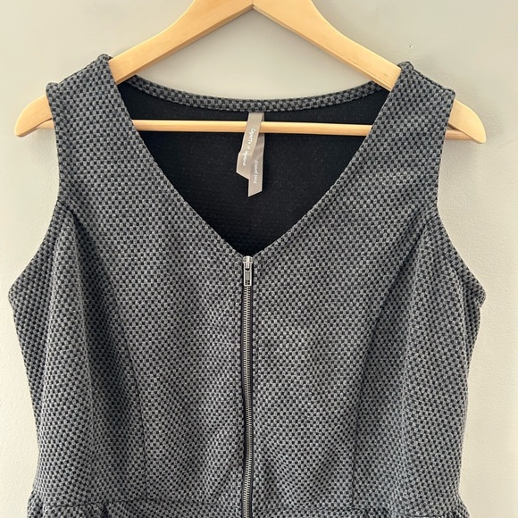 Pennington’s Fit&Flare V-Neck Zipper Front Sleeveless Textured Pocket Midi Dress - Picture 5 of 5